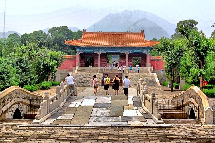 Ming_Tombs-Beijing-2 750x500