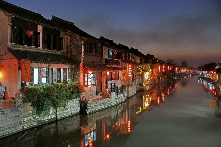 Xitang-Water-Village-at-Night--750x500